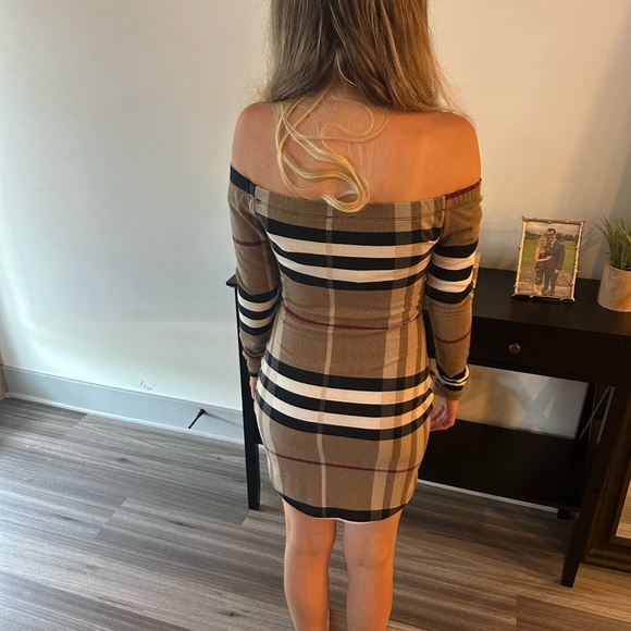 Burberry pattern off the shoulder dress - Picture 2 of 2